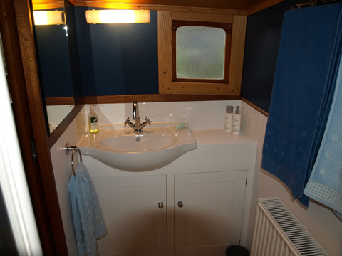 Aft cabin 
bathroom, picture thanks to Alan Arnold 2010